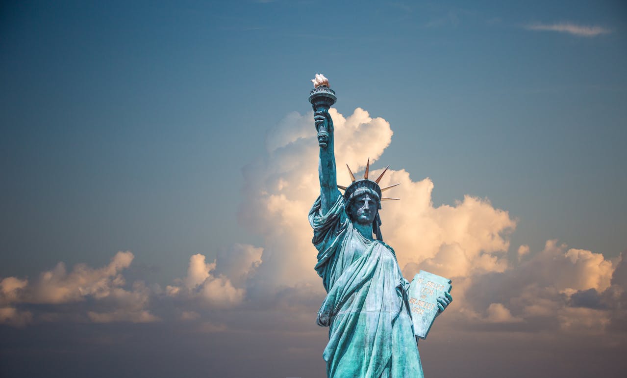 The statue of liberty to showcase the many possibilities of buying an investment property in the US.
