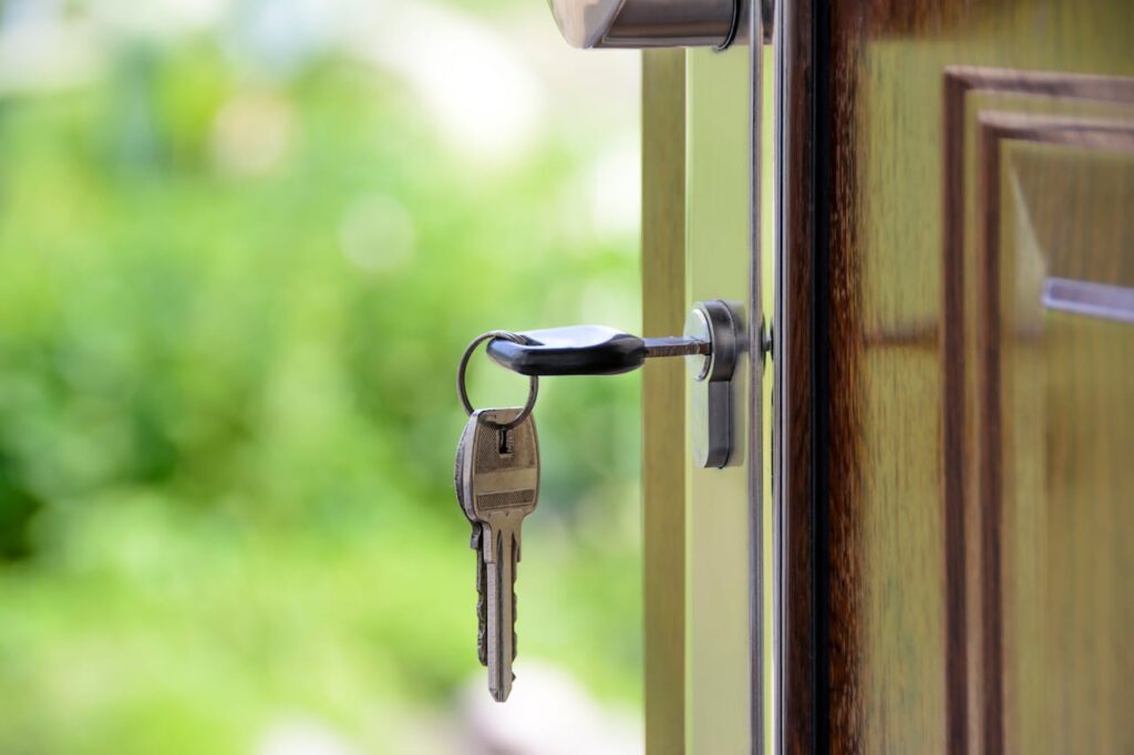 A key in a door of a home that was purchased thanks to mortgages for seniors and retirees.