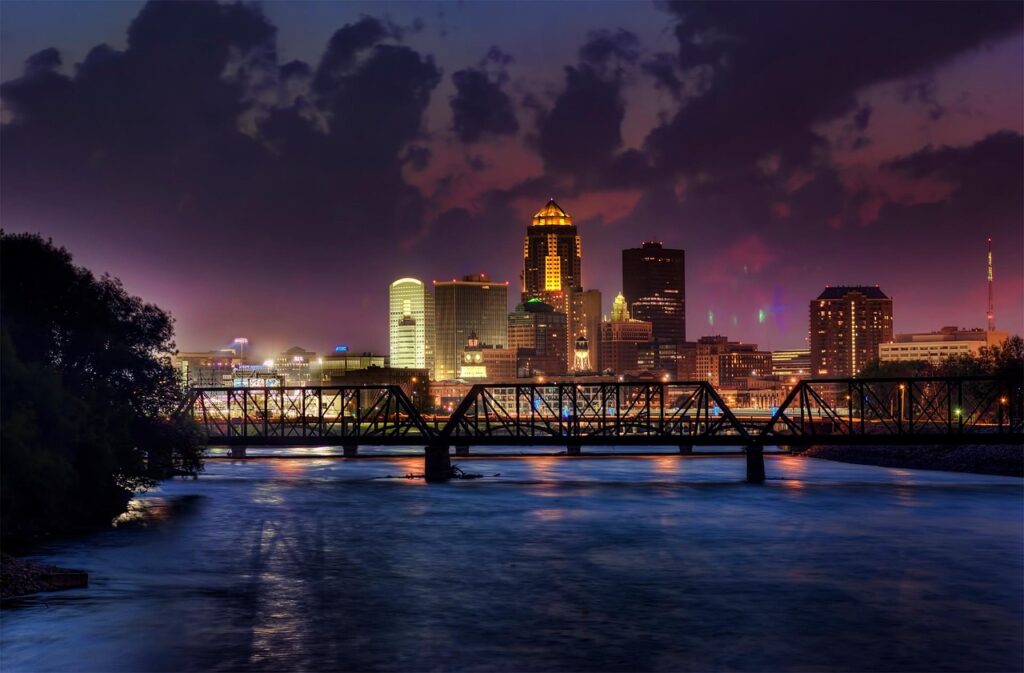 A view of Des Moines, Iowa at night. 