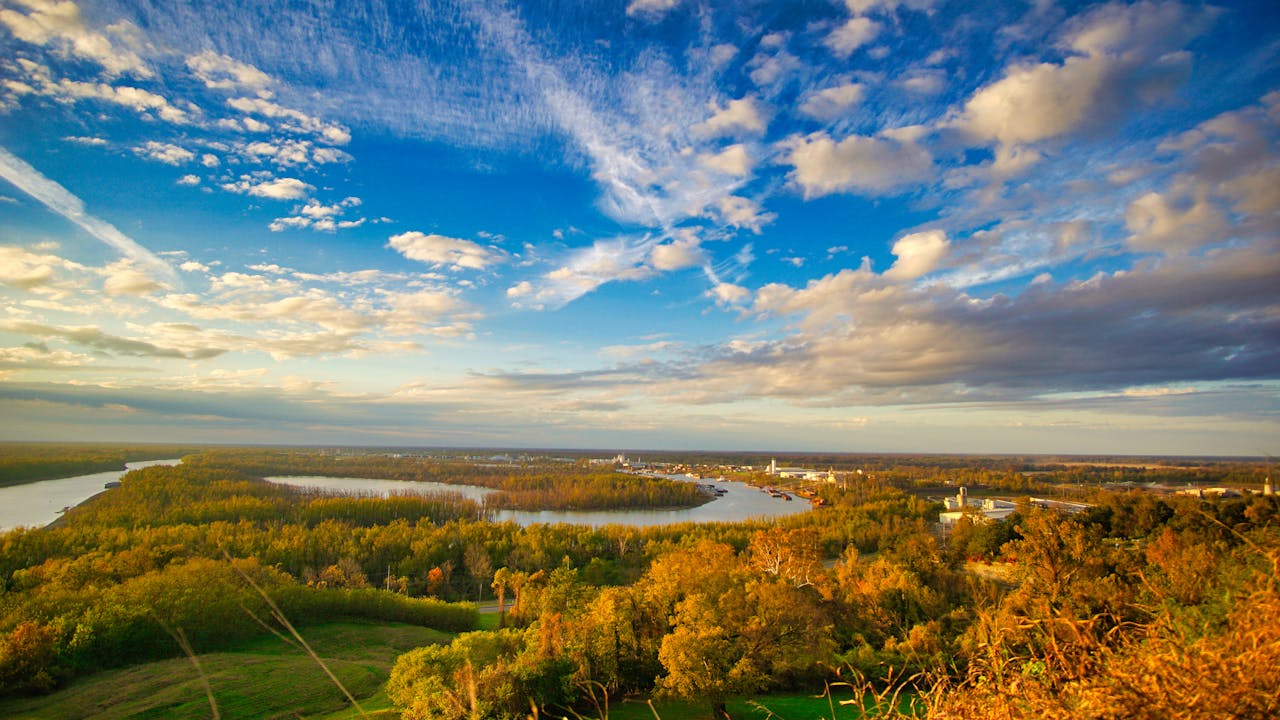 An aerial view of changing fall leaves in Vicksburg, a great place to get a DSCR loan Mississippi.